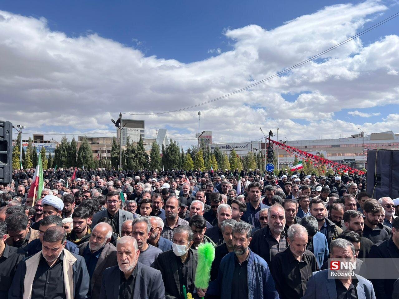 تشییع غیرتمندانه شهدای جنگ رمضان توسط مردم کرمان / فریاد مرگ بر آمریکا در میدان آزادی کارمانیا طنین انداز شد+فیلم و عکس