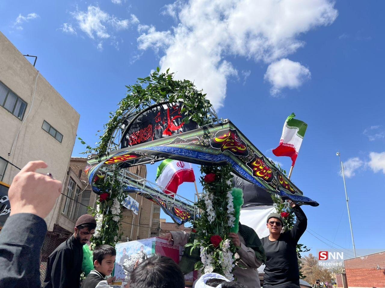 تشییع غیرتمندانه شهدای جنگ رمضان توسط مردم کرمان / فریاد مرگ بر آمریکا در میدان آزادی کارمانیا طنین انداز شد+فیلم و عکس