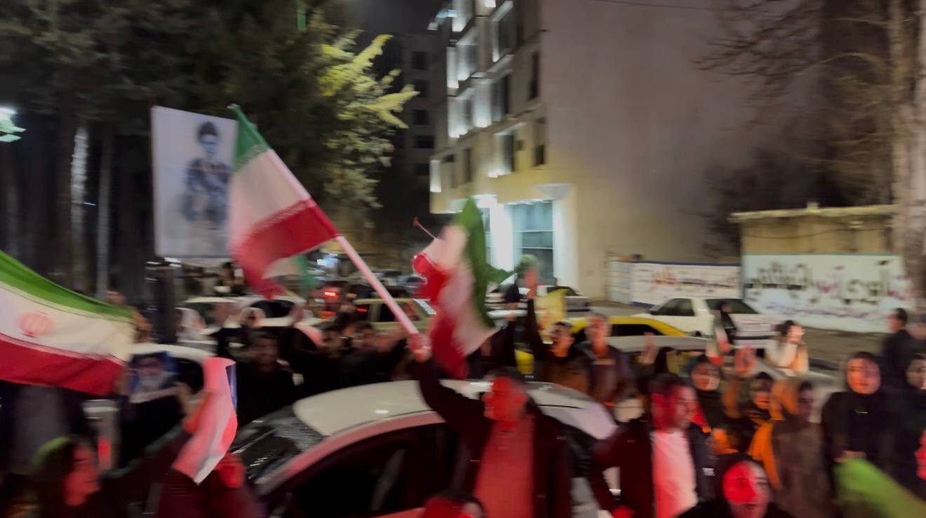 شور و هیجان شبانه مردم یاسوج در خیابان‌ها پس از اعلام انتخاب آیت‌الله سید مجتبی خامنه‌ای به‌عنوان سومین رهبر انقلاب اسلامی+ فیلم