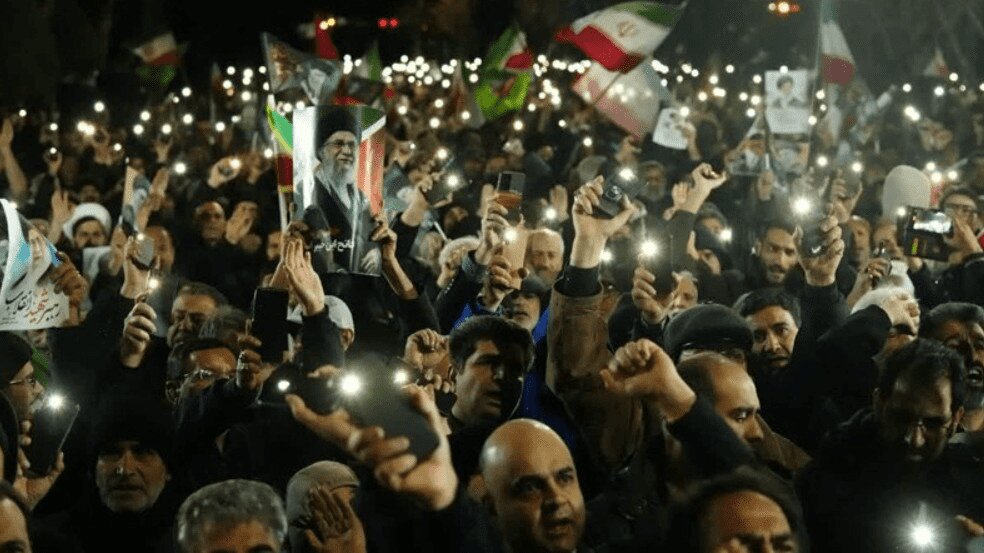 کازرون دیوار دفاعی انقلاب؛ تصویری باشکوه از حضور کازرونی های غیور در اجتماع سوگ و حماسه شهادت رهبر انقلاب+ فیلم