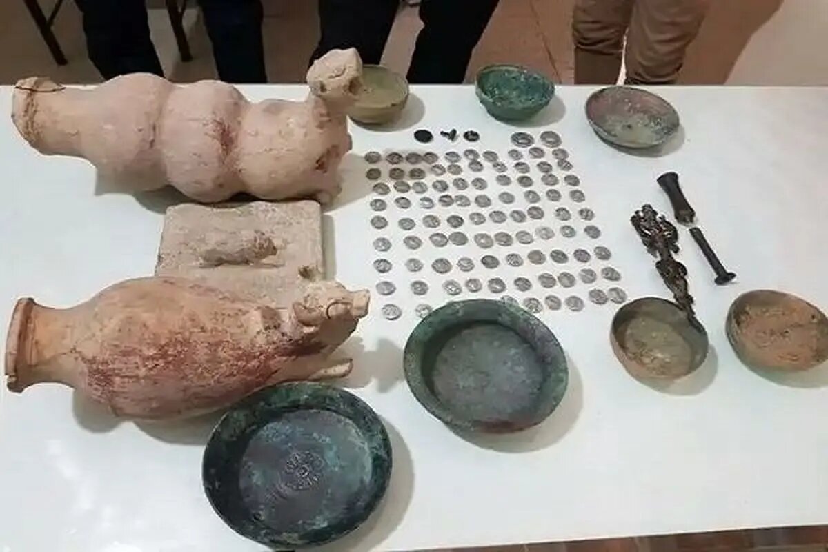 کشف اشیای تاریخی و ارز قاچاق به ارزش ۲۸ میلیارد ریال در ملکشاهی