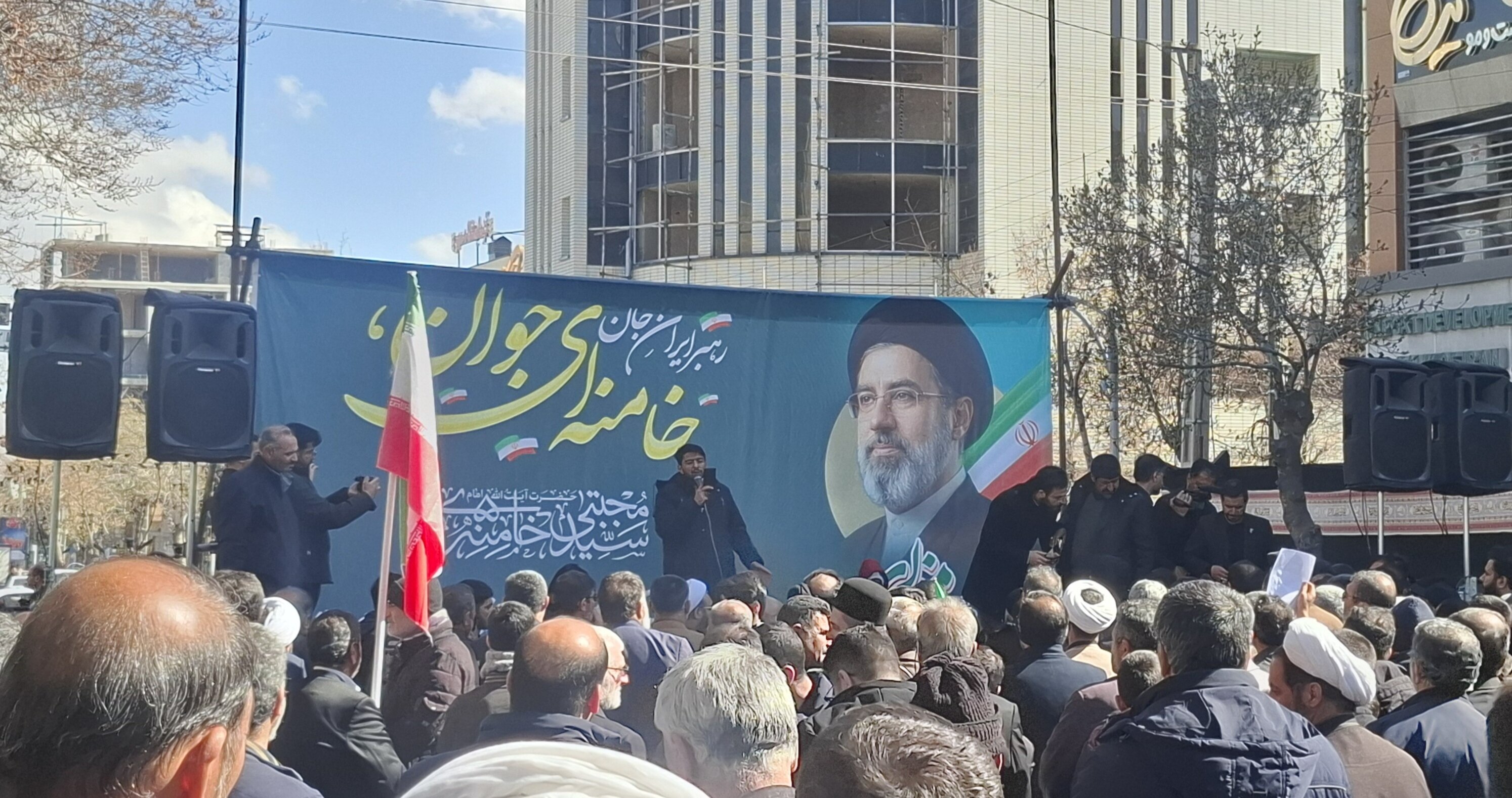 اگر اشاره نماید امام جانباز ام/ سر است دار و ندارم فداش می‌سازم