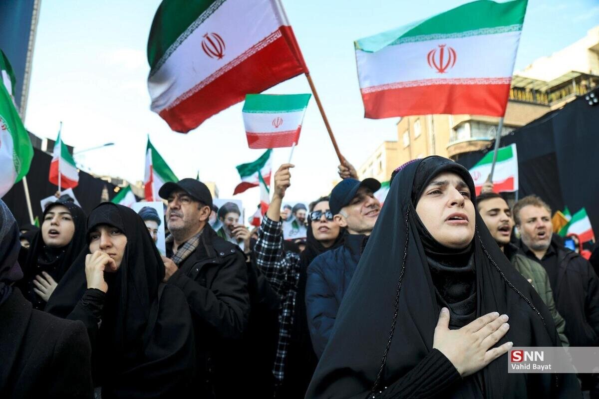 ببینید| اهتزاز پرچم‌ها و حضور گسترده مردم شهر تهران در استقبال از پیکر شهدای جنگ رمضان