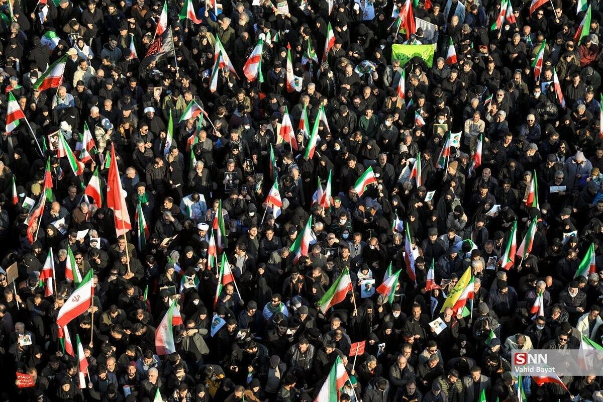 قرائت بیانیه غرورآفرین سپاه در آیین تشییع پیکر فرماندهان شهید همراه با تکبیر و فریاد مرگ بر آمریکای مردم + فیلم
