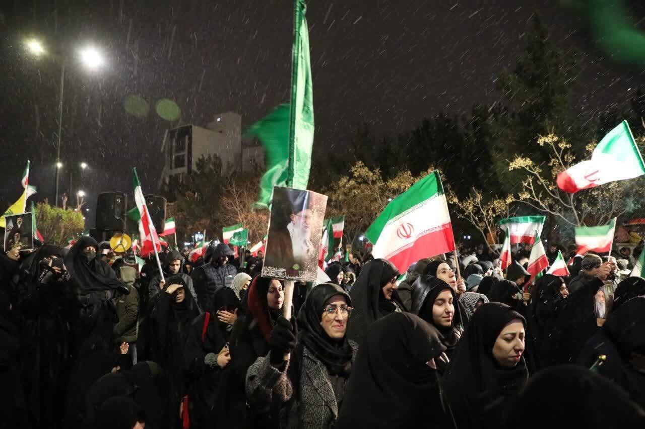 اجتماع مردمی شب‌های اقتدار در سمنان/ مردم ولایتمدار در بارش برف هم به میدان آمدند+ تصاویر
