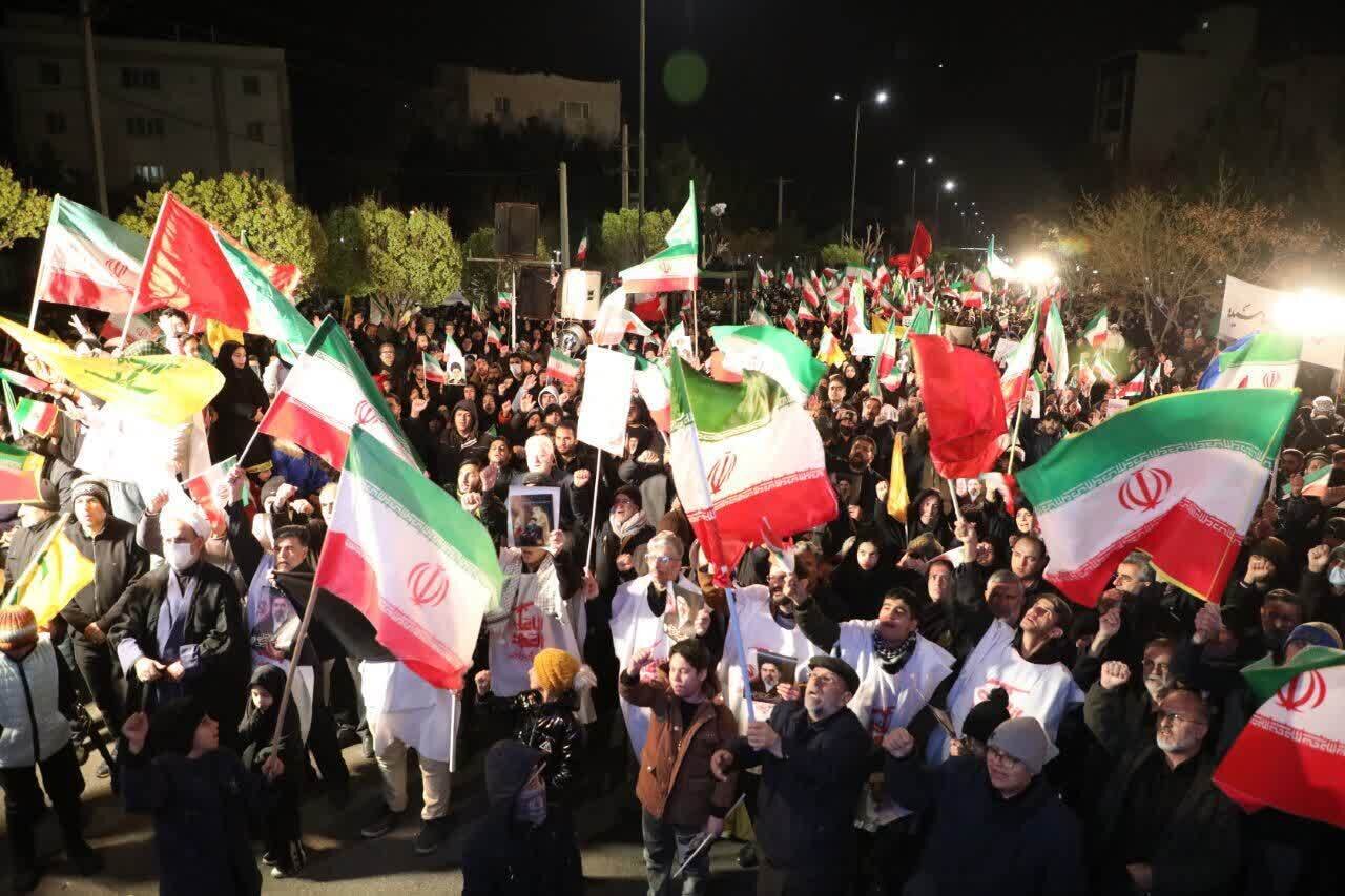 اجتماع مردمی شب‌های اقتدار در سمنان/ مردم ولایتمدار در بارش برف هم به میدان آمدند+ تصاویر