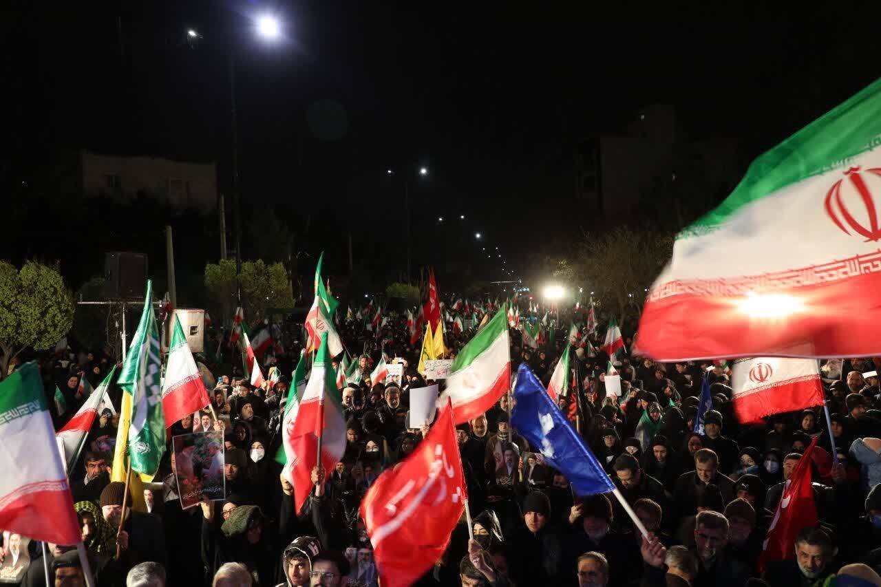 اجتماع مردمی شب‌های اقتدار در سمنان/ مردم ولایتمدار در بارش برف هم به میدان آمدند+ تصاویر