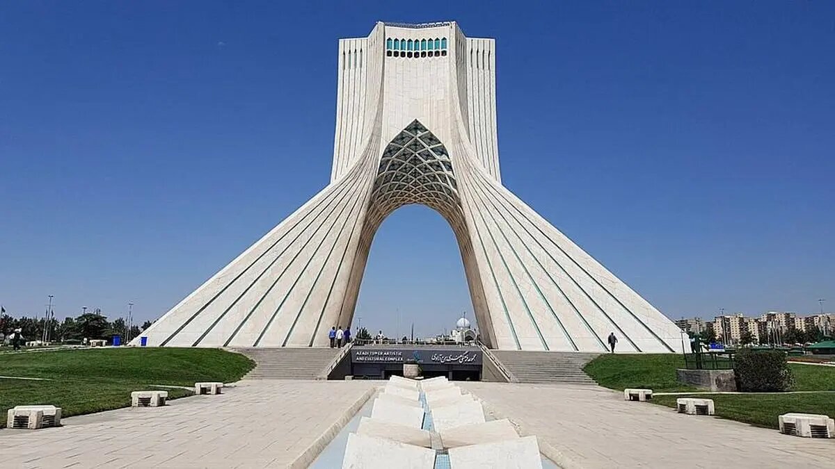 آسیب شیشه های کافه‌گالری برج آزادی در پی موج انفجارهای حملات اخیر