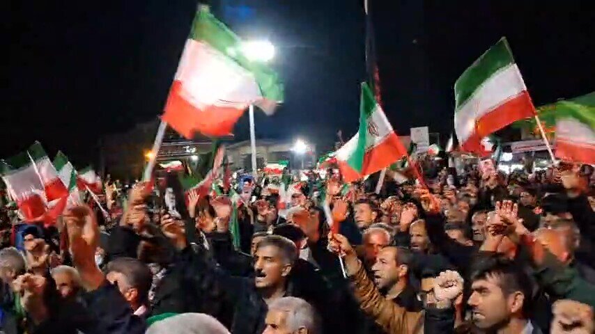 فیروزآباد در قلب حماسه؛ حضور حماسی مردم در میدان امام خمینی در حمایت از نیرو‌های مسلح جان فدا و غیور+ ویدیو