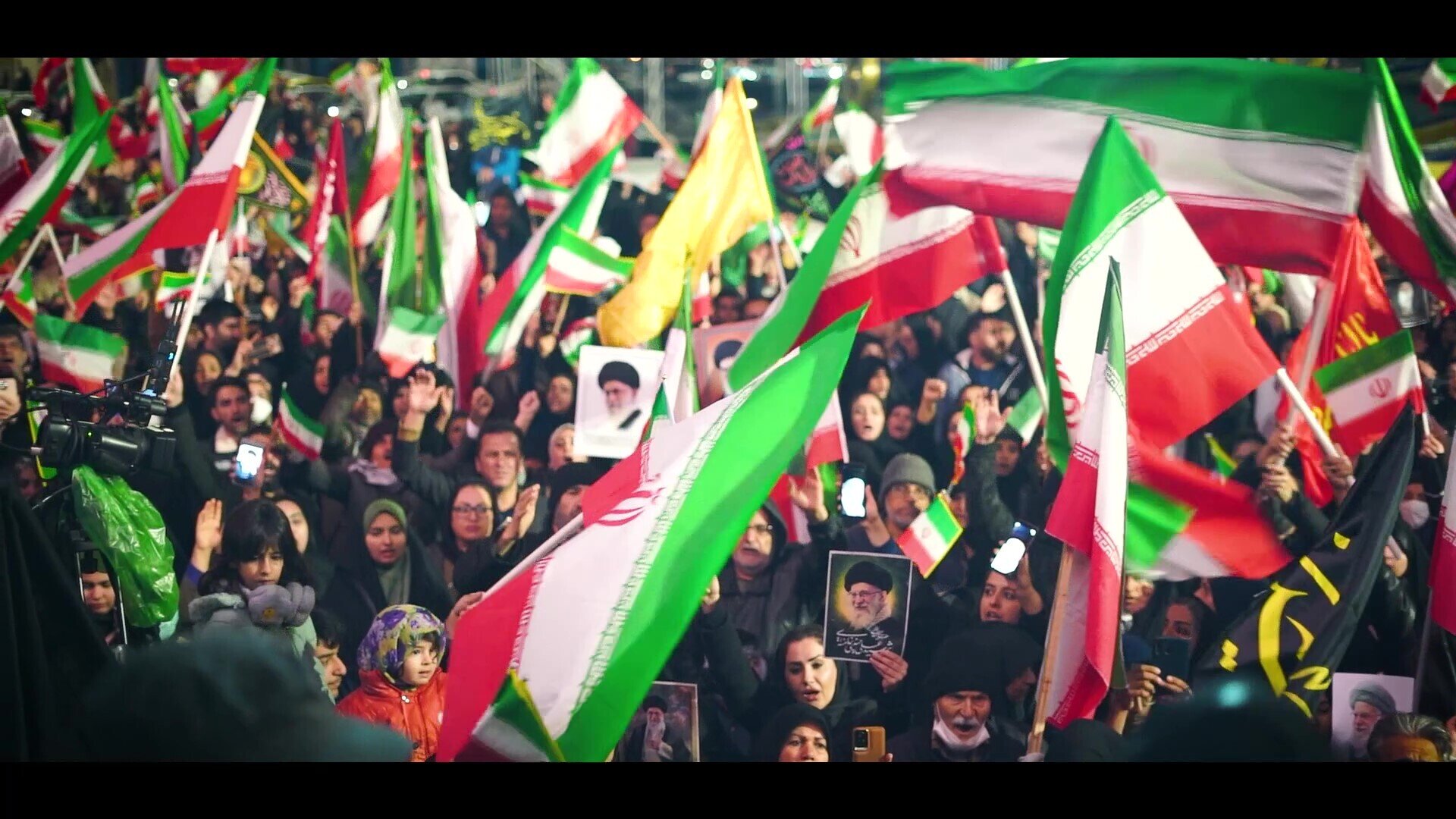 خیابان‌های شیراز میدان عشق و وفاداری؛ تجمع هزار نفری مردم در حمایت از انقلاب و رهبری + فیلم