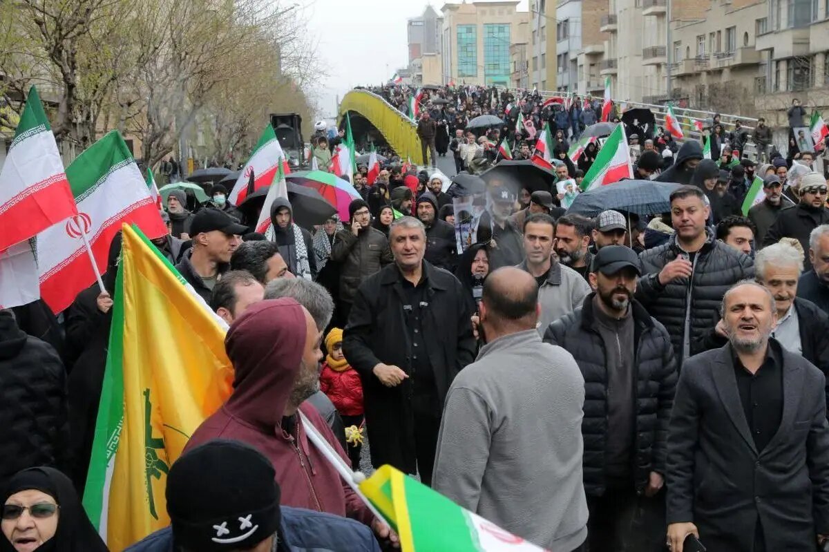 پاسخ مردم پایتخت به دشمن هنگام اذان ظهر + فیلم