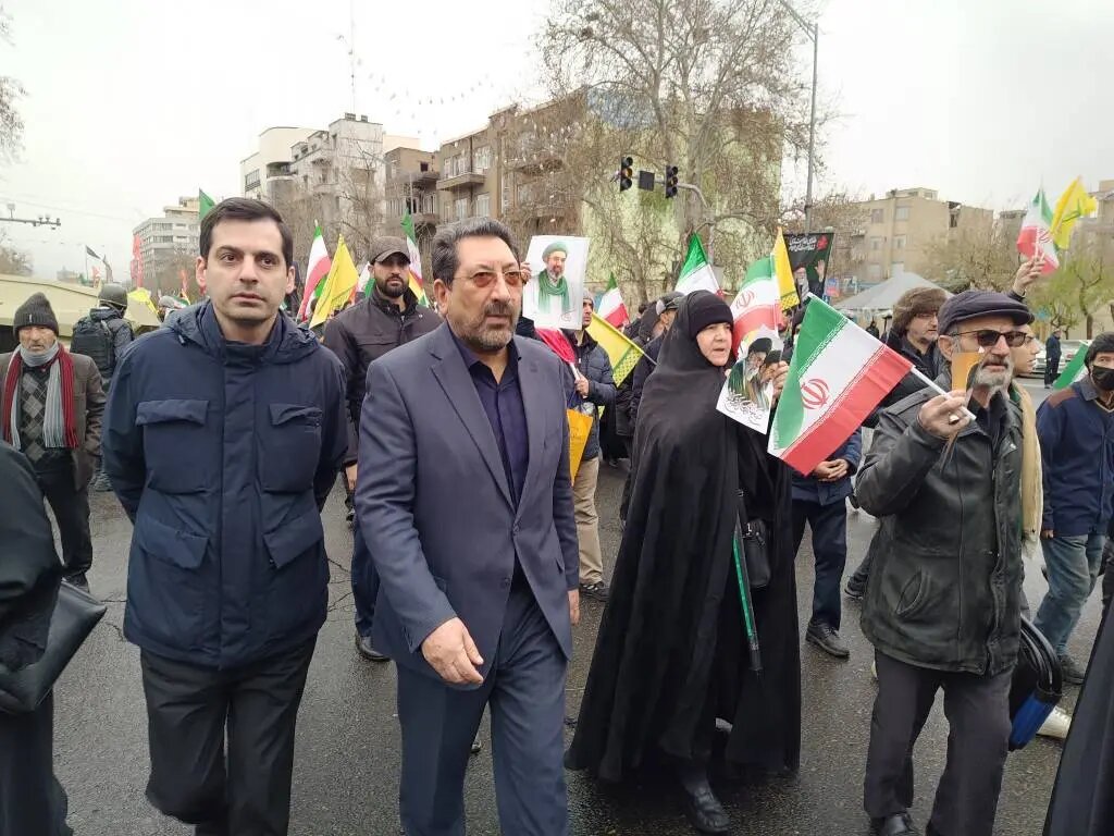 برگزاری مراسم روز جهانی قدس در چهاردهمین روز تحمیل جنگ به ایران/ تکبیر مردم همزمان با انفجارها در حوالی مسیر راهپیمایی+ فیلم و عکس