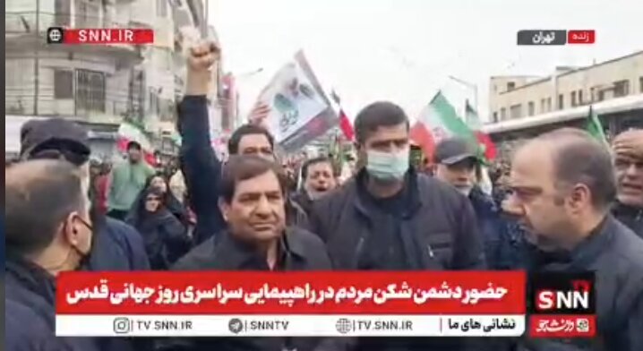 حضور محمد مخبر مشاور و دستیار رهبر شهید انقلاب حین حمله دشمن صهیونیستی - آمریکایی در مسیر راه پیمایی روز قدس+فیلم