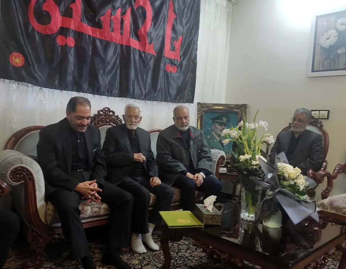 امیر سرتیپ صباحیفرد و جمعی از مسئولان ارتش با خانواده شهید سپهبد موسوی دیدار کرد