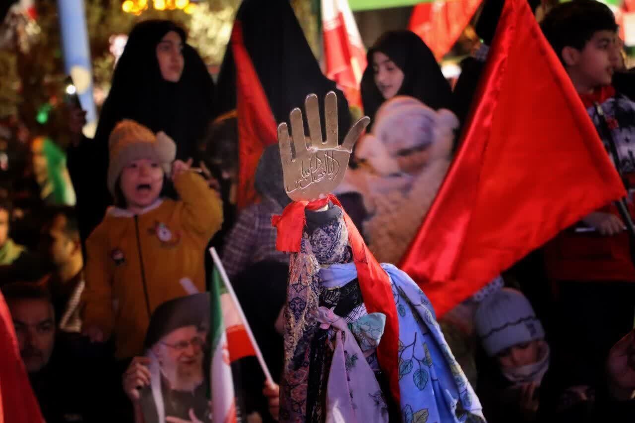 قرار شبانه‌ای که در فراق امام شهید ادامه دارد/مردم سمنان همچنان در خیابان حضور دارند+ تصاویر