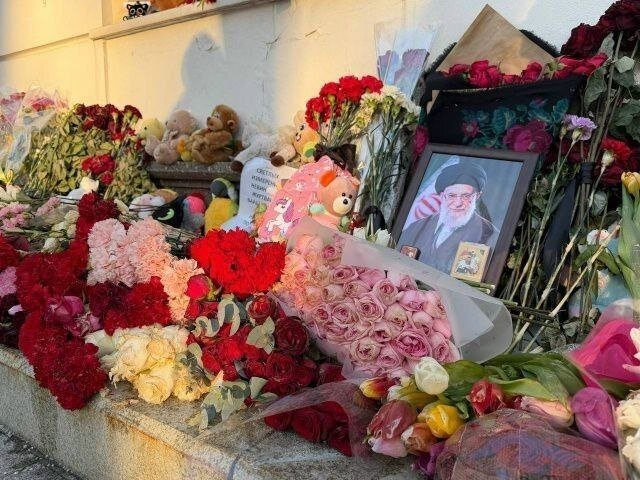 ابراز همدردی شهروندان روسیه با قربانیان حملات علیه ایران + عکس