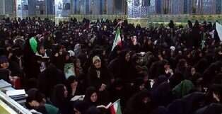 وداع عاشقانه زائران حرم رضوی با پیکر سردار شهید محمد شیرازی در سحرگاه رمضان+عکس