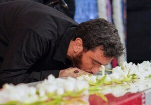 وداع عاشقانه زائران حرم رضوی با پیکر سردار شهید محمد شیرازی در سحرگاه رمضان+عکس