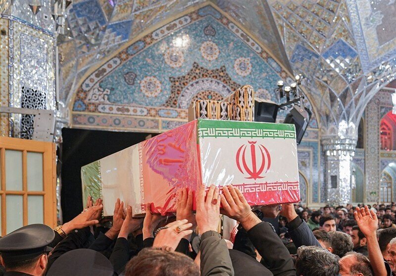 وداع عاشقانه زائران حرم رضوی با پیکر سردار شهید محمد شیرازی در سحرگاه رمضان+عکس