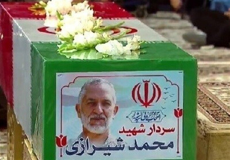 وداع عاشقانه زائران حرم رضوی با پیکر سردار شهید محمد شیرازی در سحرگاه رمضان+عکس