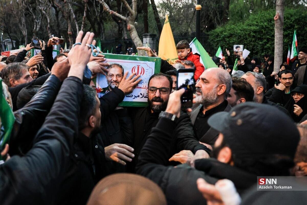 چهارمحال و بختیاری‌ها برای فرمانده سنگ‌تمام گذاشتند/ پیکر سرلشکر سلیمانی بر دوش همشهریان خود + فیلم