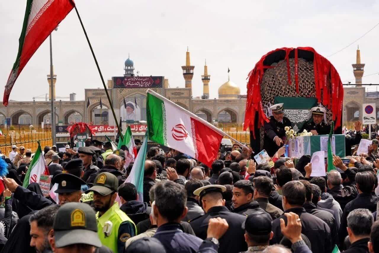 پیکر مطهر جمعی از دریادلان ناو دنا نیروی دریایی ارتش جمهوری اسلامی در مشهد تشییع شد + فیلم