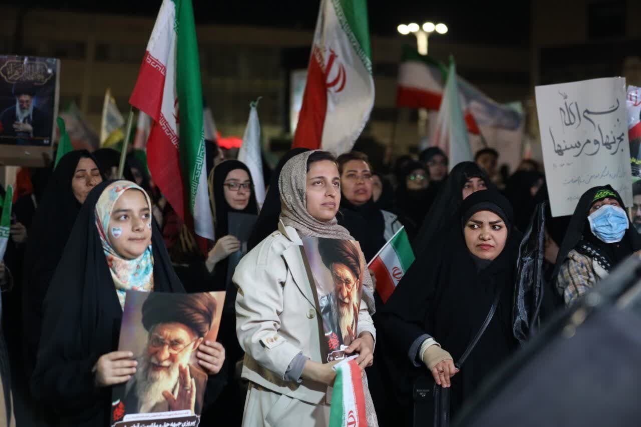 به یاد «خامنهای»، عزیز ایران | بیستمین شب پاسداری از امنیت به پرچمداری مردم مشهد (۲۹ اسفند ۱۴۰۴) + فیلم