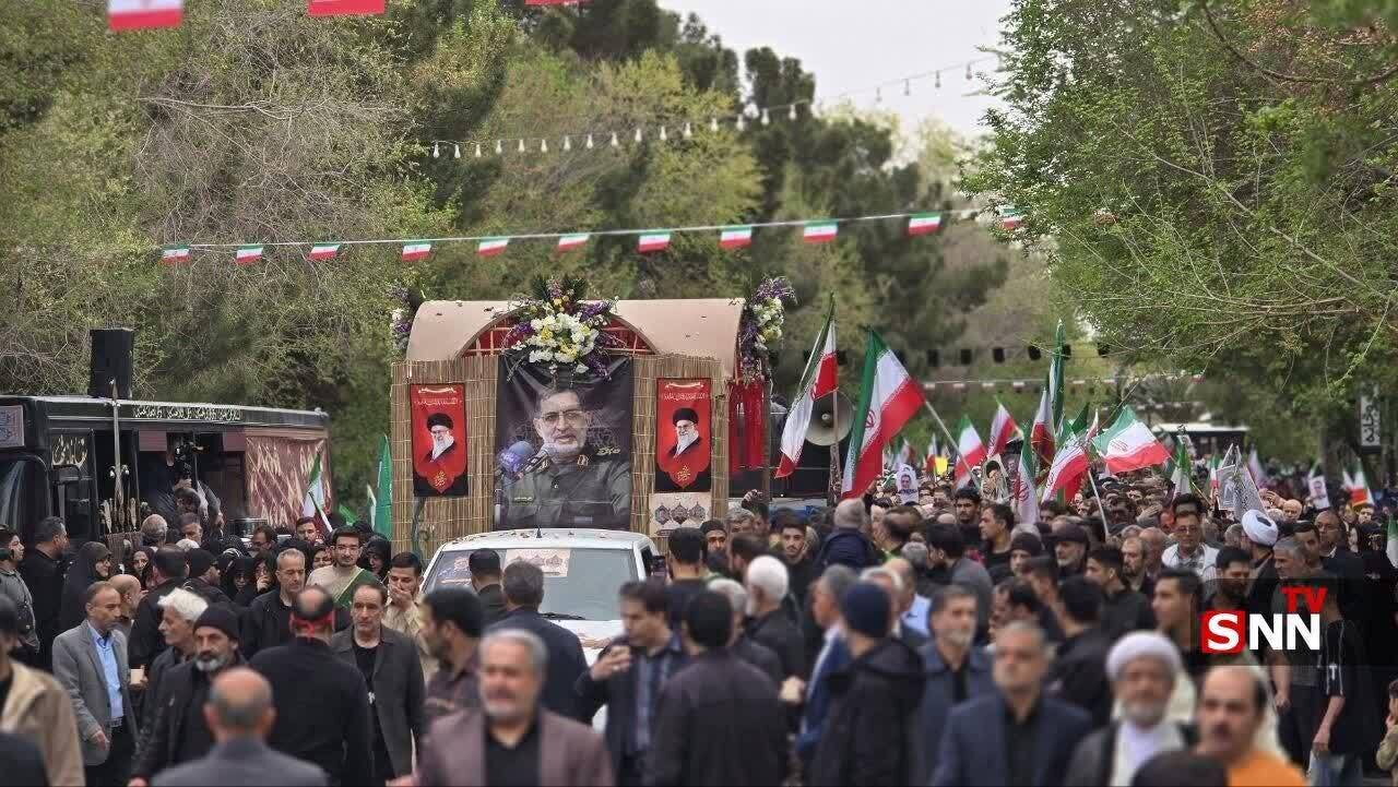 تشییع باشکوه پیکر مطهر سردار شهید نائینی، بزرگمرد کاشان در میان استقبال باشکوه مردم+ فیلم