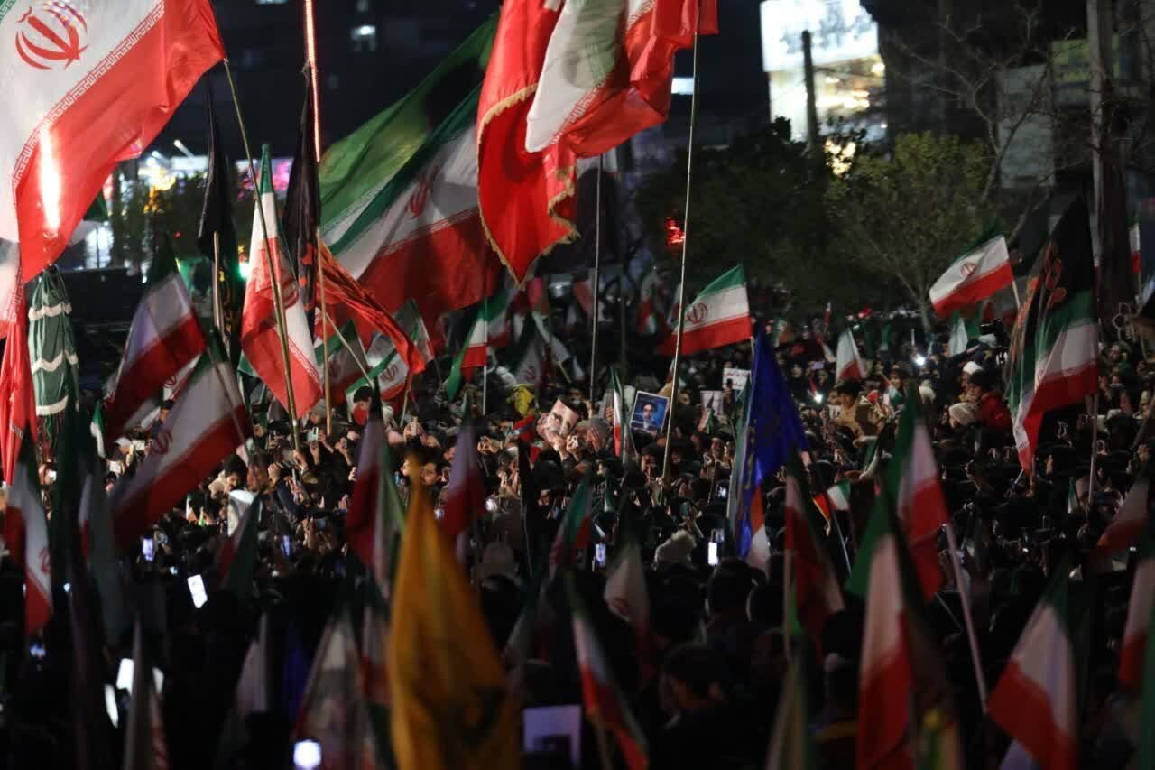 بیست‌ودومین شب پاسداری از امنیت به پرچمداری مردم در خیابان‌های مشهد (۲ فروردین ۱۴۰۵) + فیلم