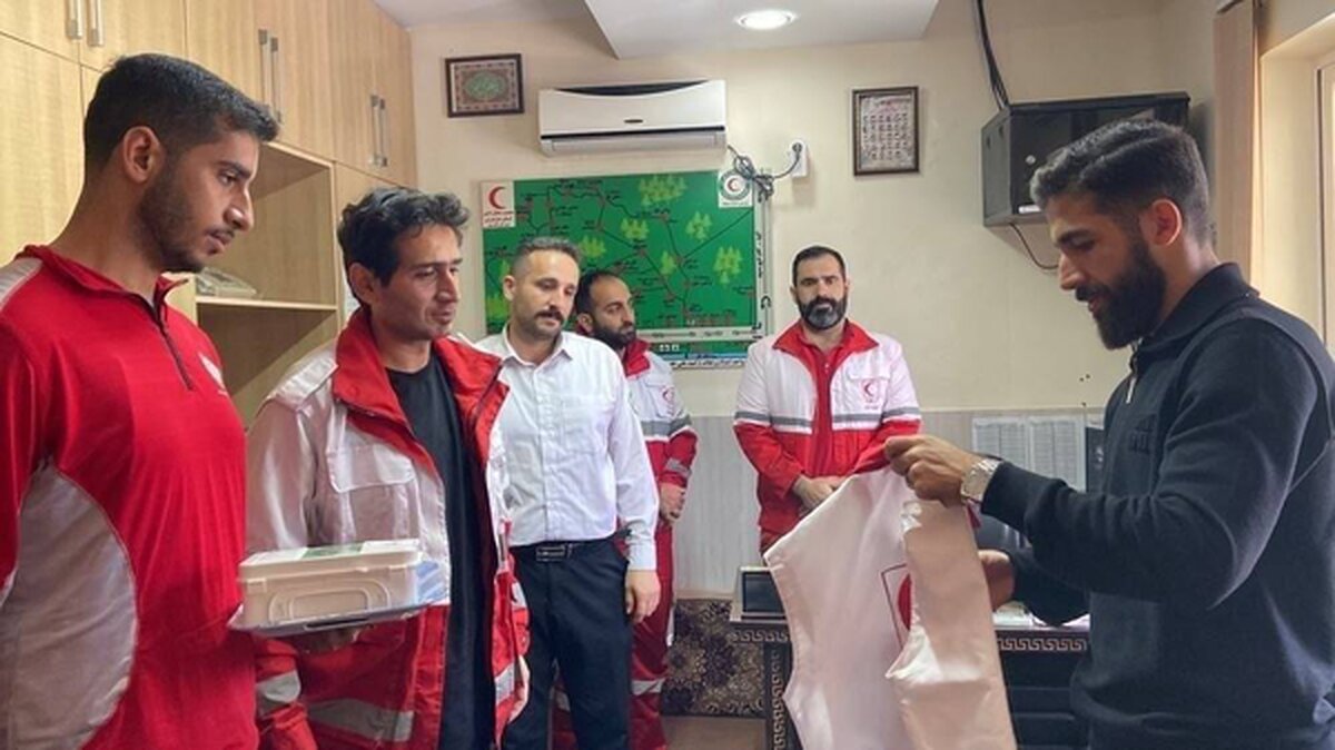 حضور بازیکن تراکتور در جمع نیرو‌های هلال احمر