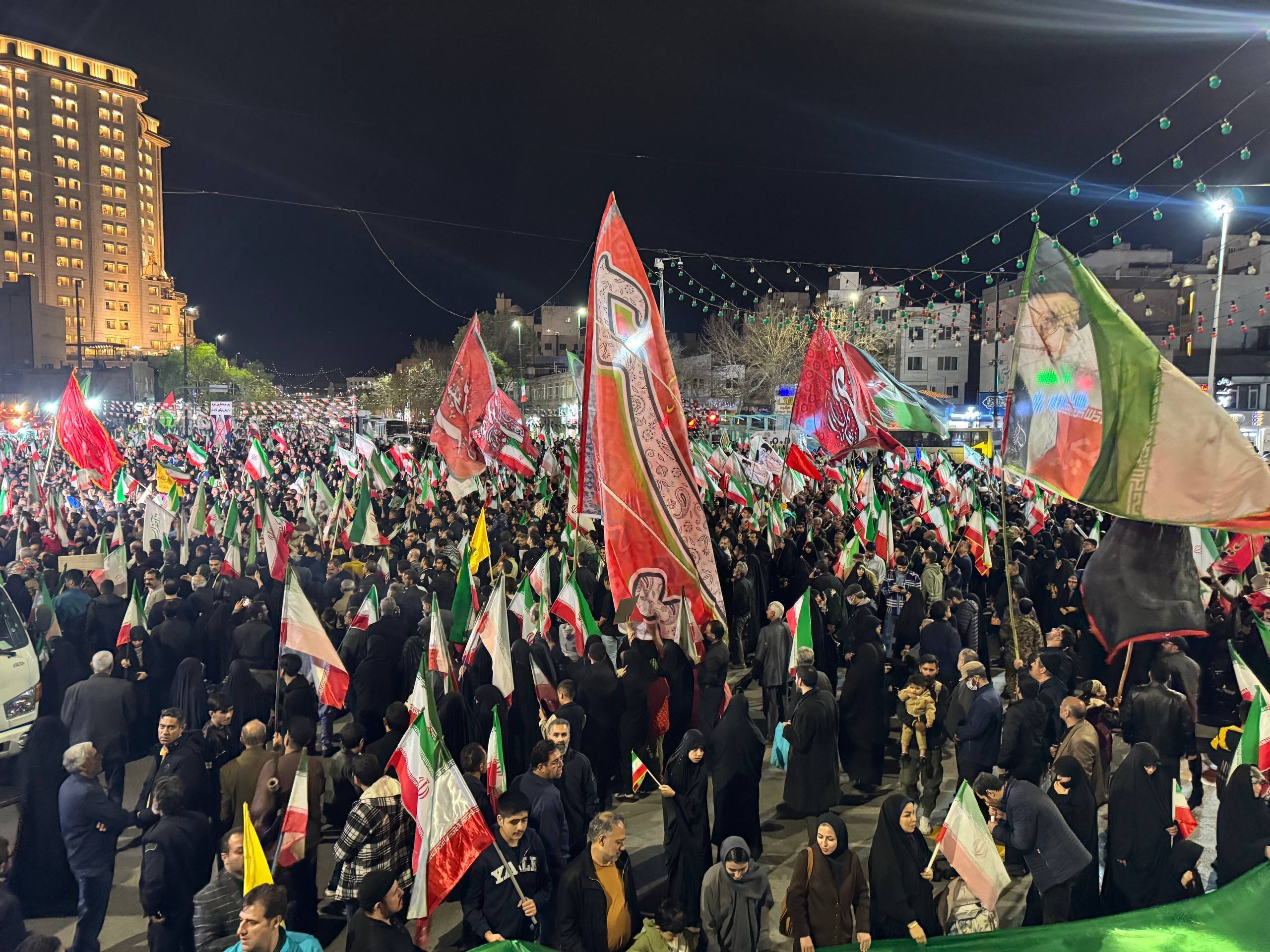 حماسه سازی مشهدی‌ها به عشق وطن در شب بیست‌وچهارم ادامه دارد (۴ فروردین ۱۴۰۵) + فیلم