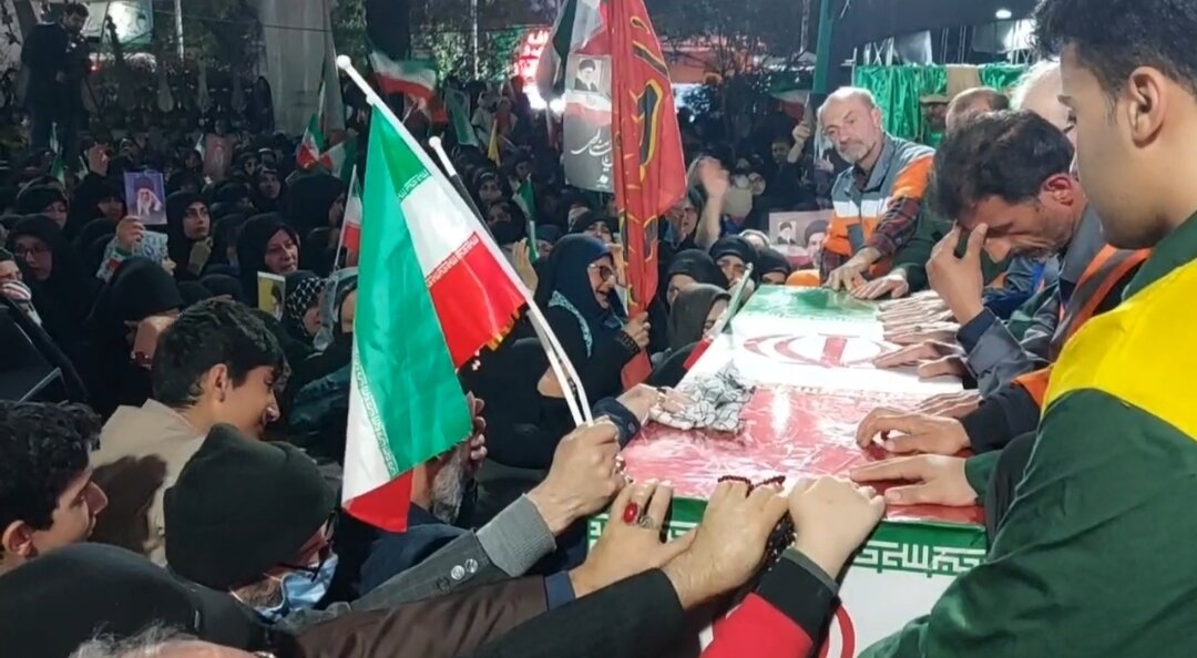 شهید پاکبان گیلانی میهمان قرار شبانه مردم رشت در میدان شهدای ذهاب+فیلم