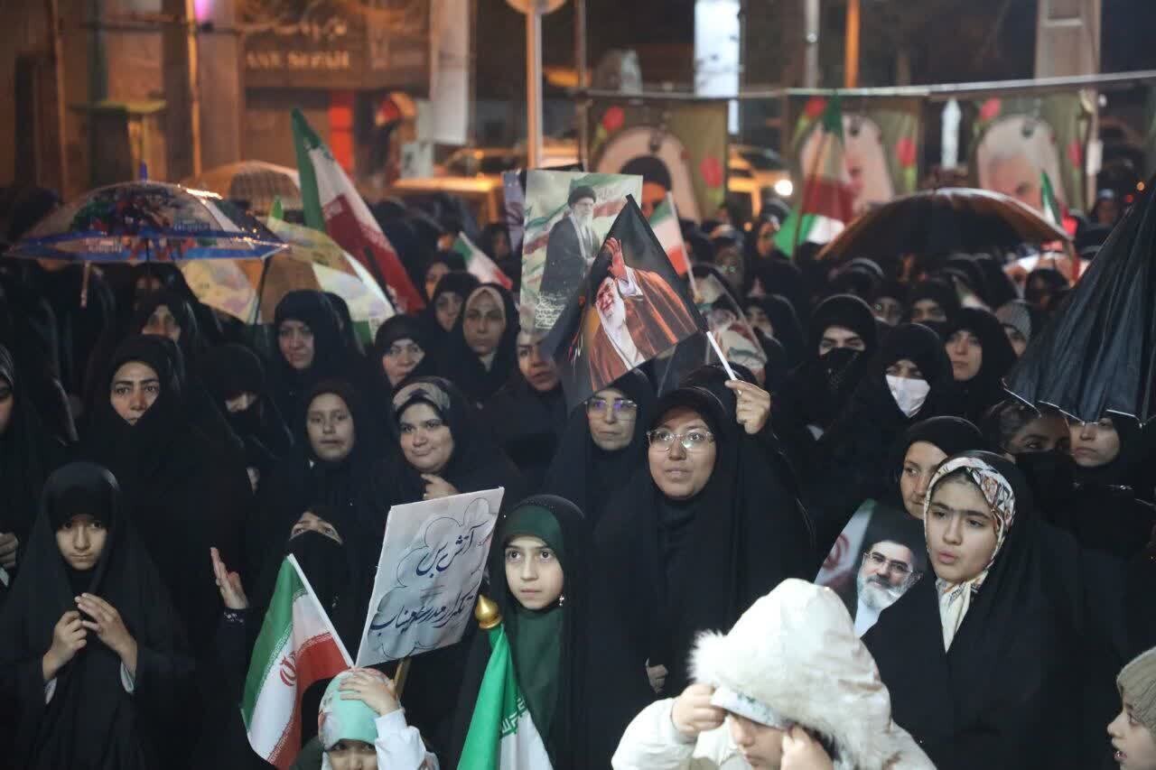 تجمع مردم غیور شهرستان مهدیشهر در محکومیت حملات جنگ رمضان به روایت تصاویر