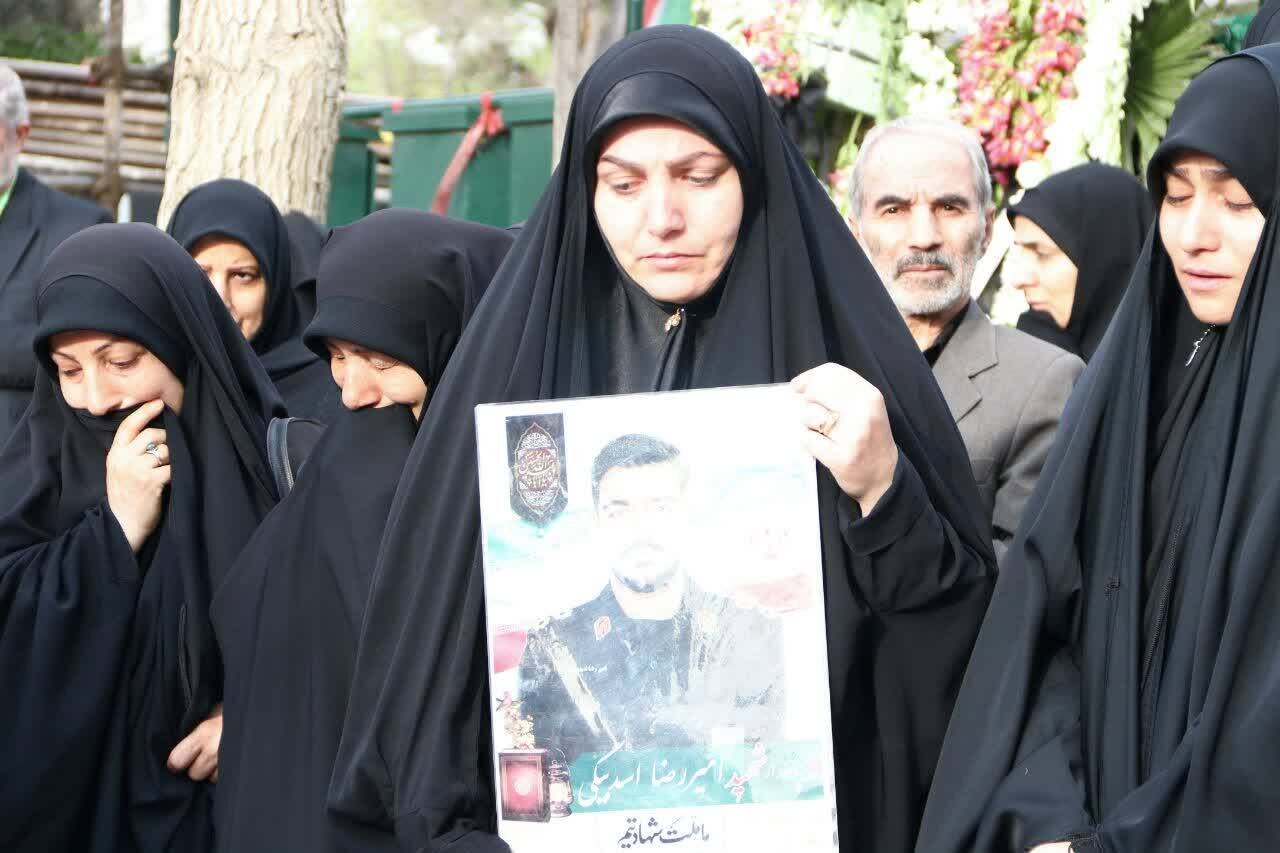 طنین عطر رضوی در گلزار شهدای کرج/تجدید میثاق خادمان آستان قدس با آرمان‌های انقلاب