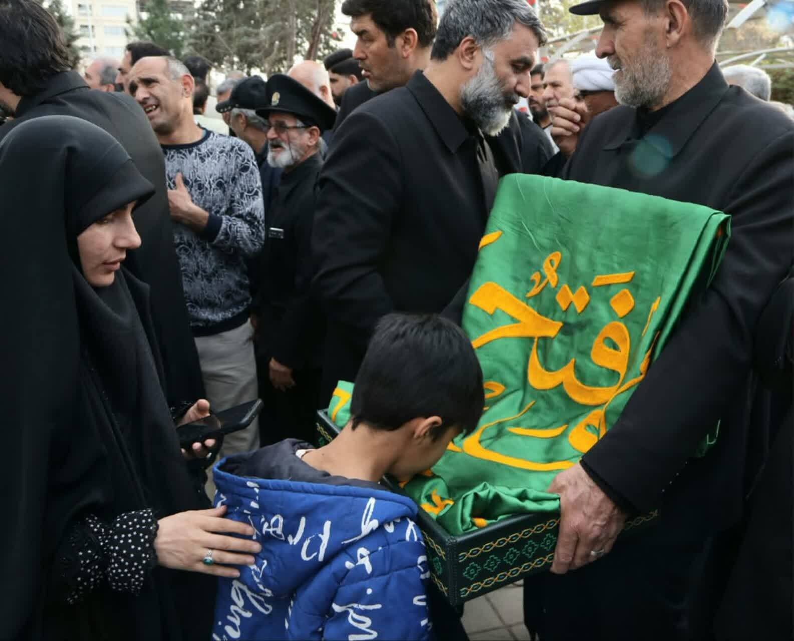 طنین عطر رضوی در گلزار شهدای کرج/تجدید میثاق خادمان آستان قدس با آرمان‌های انقلاب
