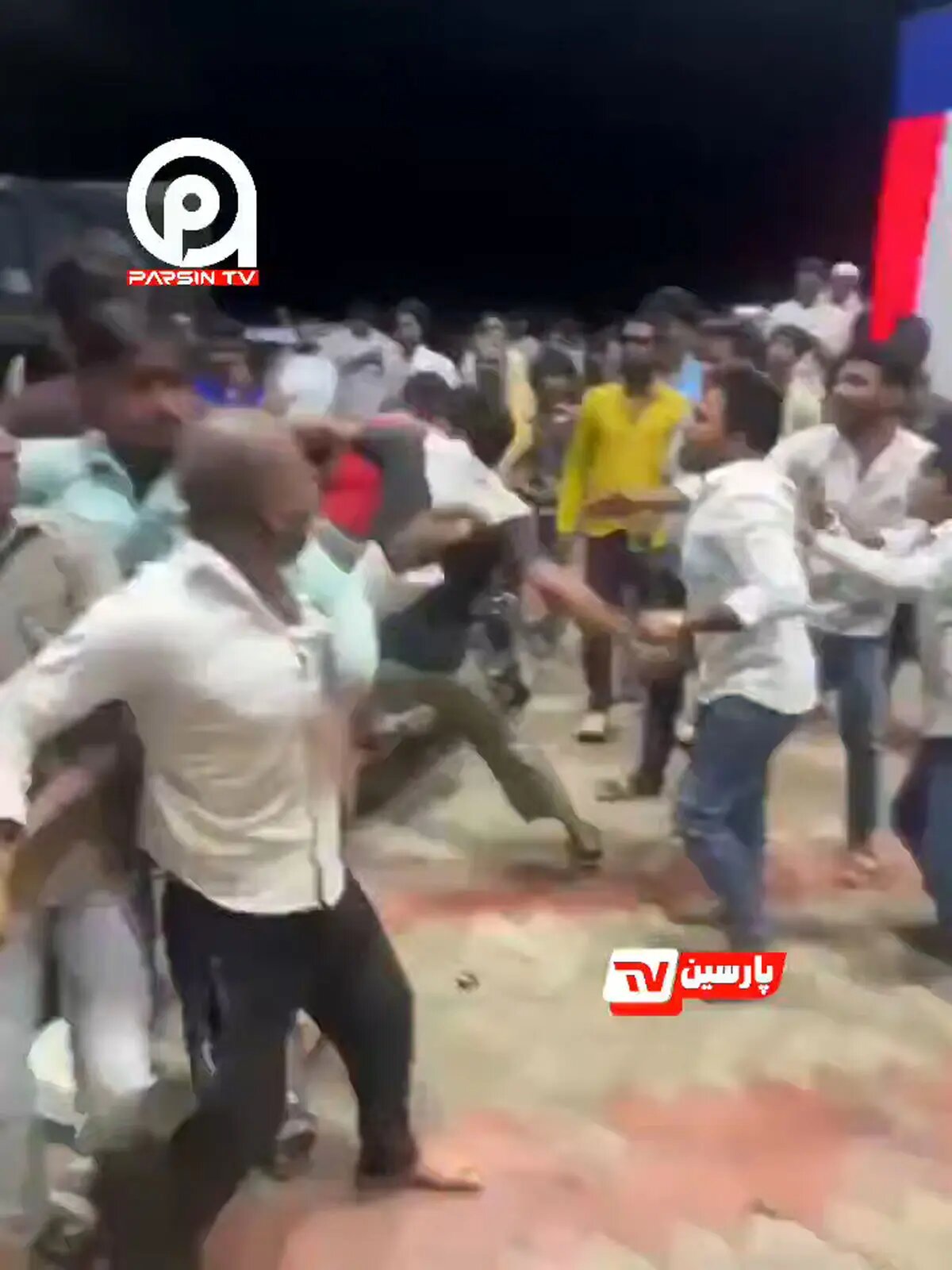 در هند، مردم شروع به دعوا بر سر سوخت در پمپ بنزین‌ها کرده‌اند! + فیلم
