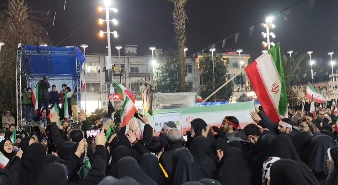 کلاس درس خانم معلم این‌بار در میدان شهدای ذهاب رشت/مراسم وداع با پیکر مطهر معلم گیلانی شهیده زهرا وطن‌پرست+فیلم