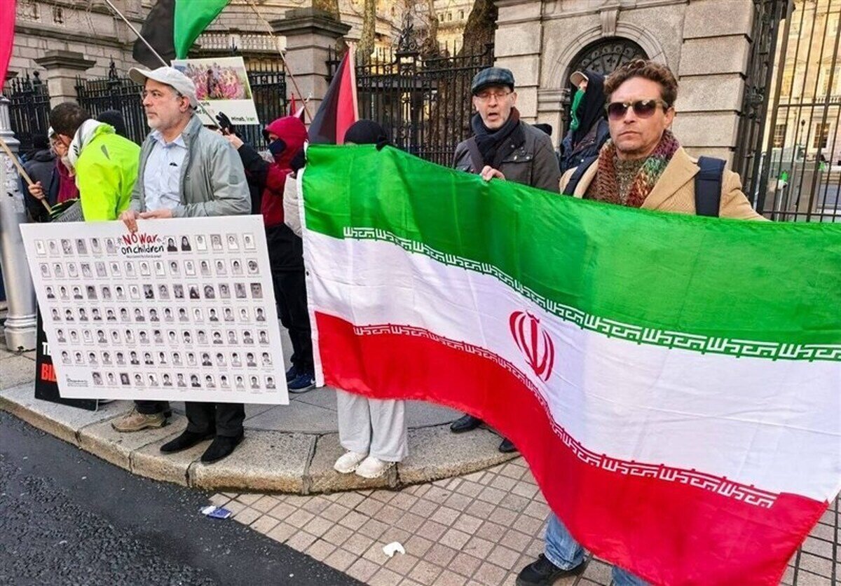 تجمع ایرلندیهای ضد جنگ علیه ایران مقابل پارلمان این کشور