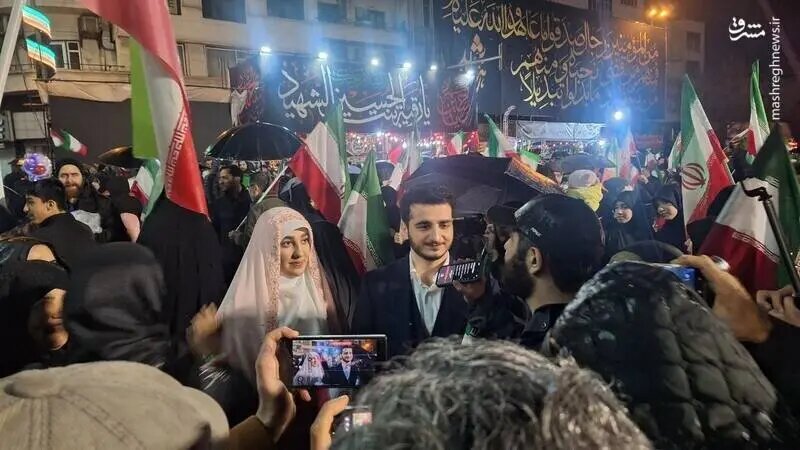 تصویری از تازه عروس و داماد در تجمع میدان انقلاب تهران