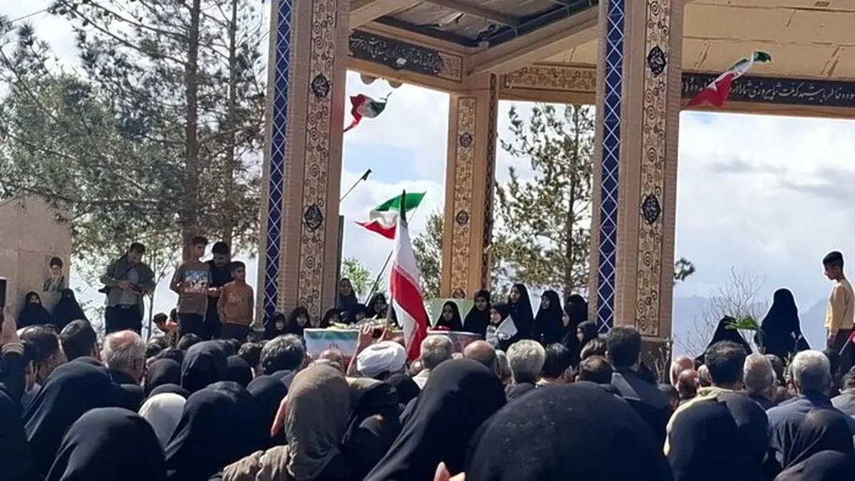 تشییع پیکر دانش‌آموز شهیده حملات دشمنان در استان یزد / «تیارا صادقی» آرام گرفت