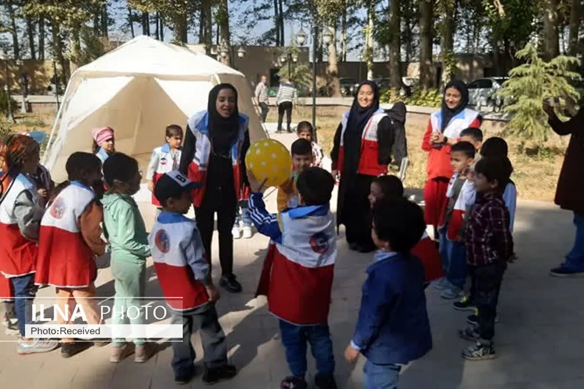 لرزش صدای کودکان از ترس در تماس با امدادگران هلال احمر + فیلم