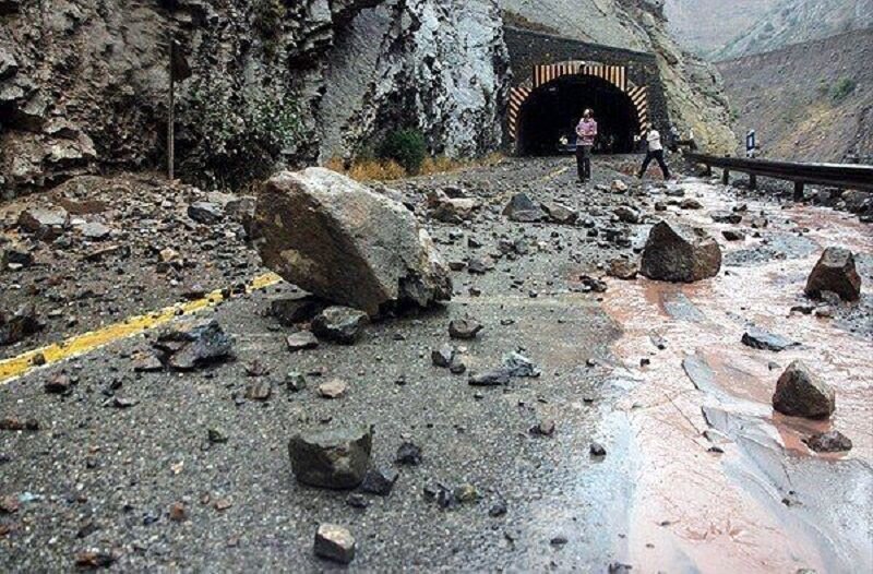 جاده زرند - رفسنجان به دلیل ریزش کوه تونل مسدود شد