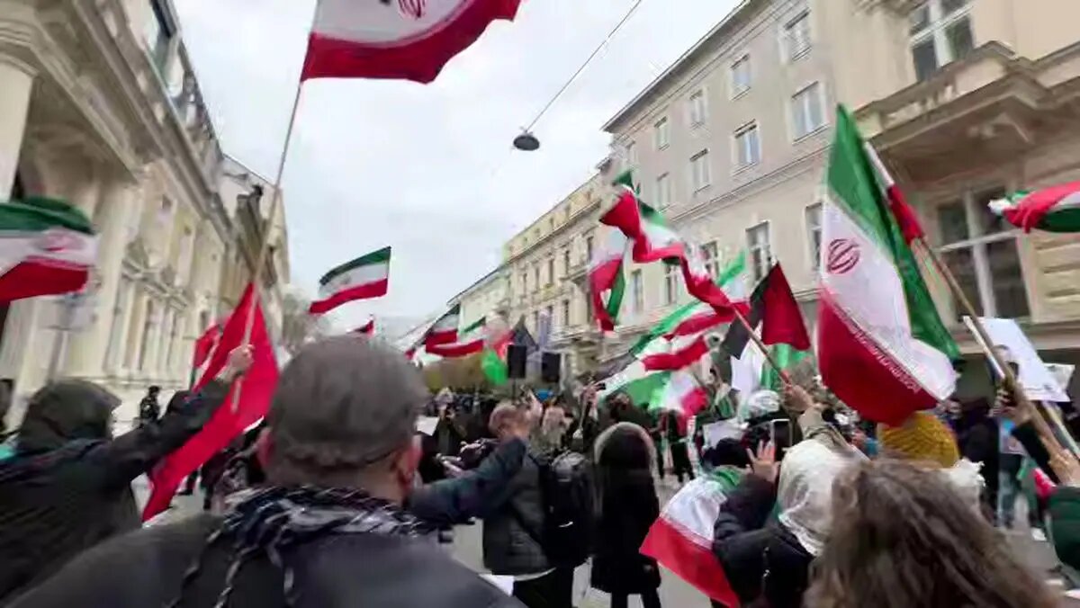 راهپیمایی حمایت از ایران در وینِ اتریش با مداحی  بزن که خوب میزنی  مهدی رسولی + فیلم