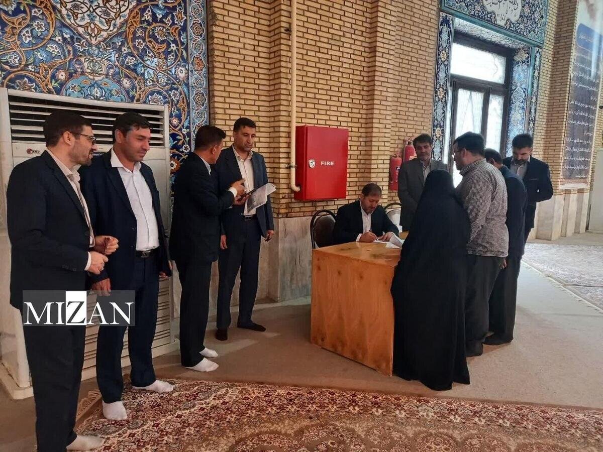رئیس کل دادگستری ایلام به درخواست قضایی ۱۳ نفر از مراجعان در میز خدمت نماز جمعه رسیدگی کرد