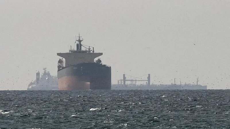جنگنده‌های آمریکایی یک کشتی فله‌بر را در خلیج عمان از کار انداختند