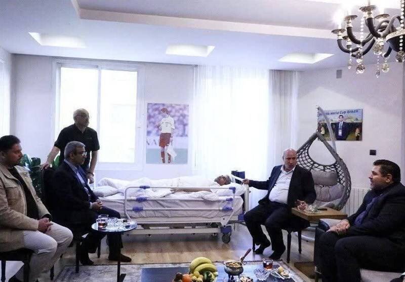 عیادت مهدی تاج و جمعی از مدیران استانی از حسن کامرانی‌فر