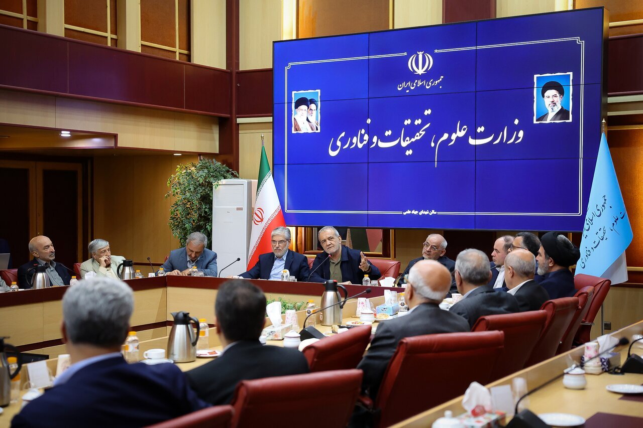 انتقاد پزشکیان از رسانه ملی | نباید در جایگاه تماشاگر و خارج از گود باقی ماند