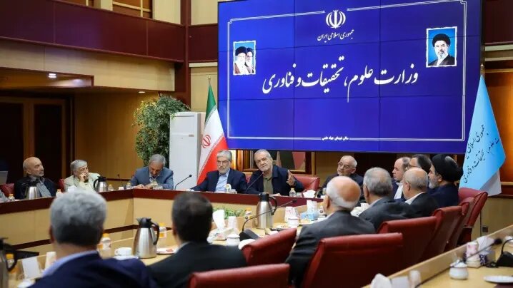 پزشکیان: مدیریت کشور نباید به حلقهای محدود از مدیران و تصمیمگیران منحصر شود