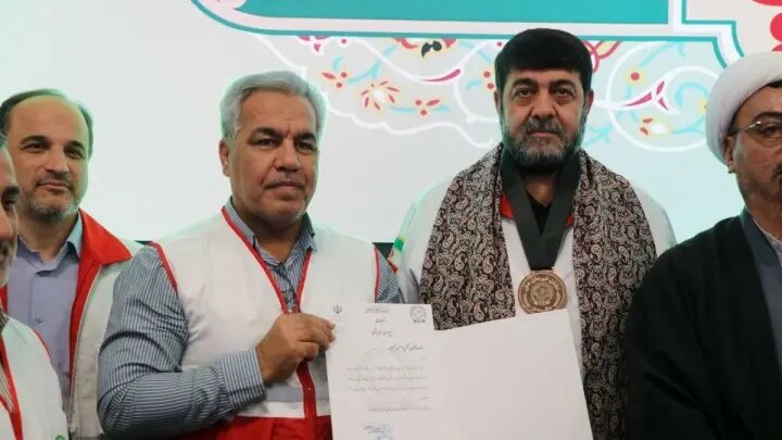 اهدای لباس ۲۰ فدراسیون و شال پهلوانی به کولیوند