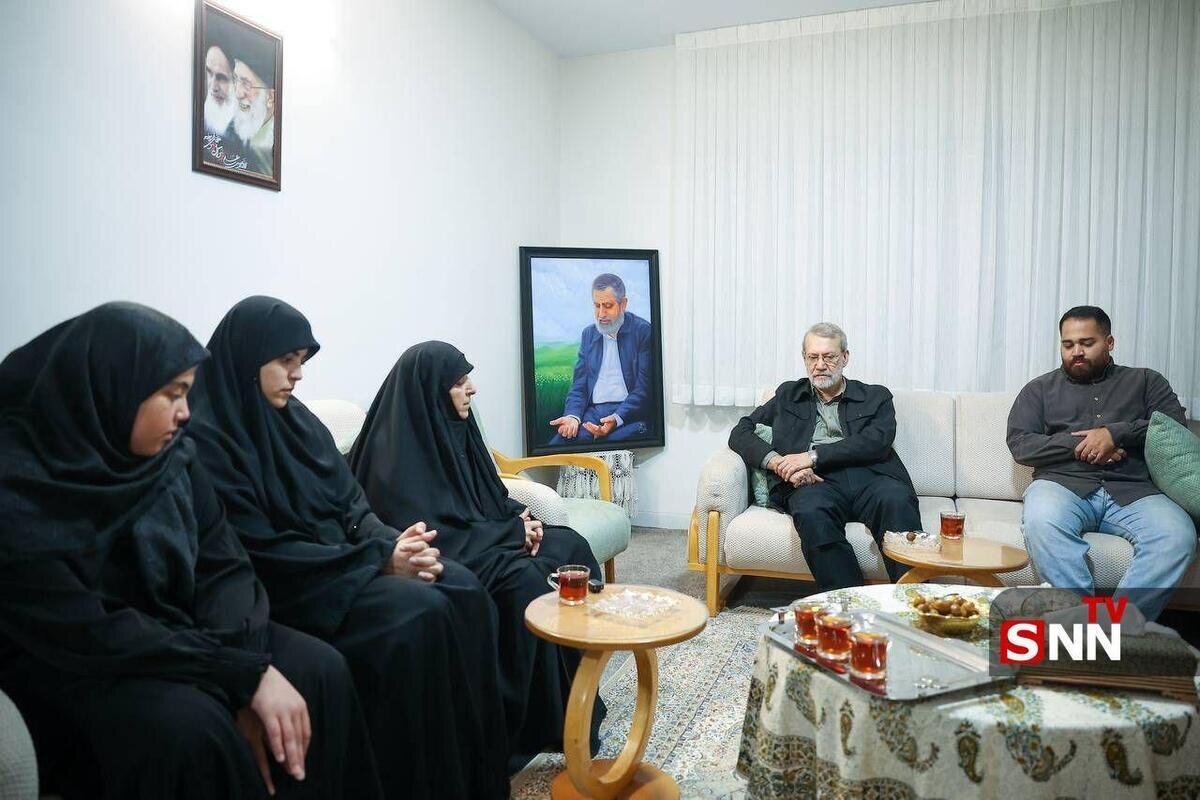 تصاویری از حضور شهید لاریجانی در منزل شهید محمدسعید ایزدی (حاج رمضان) + فیلم